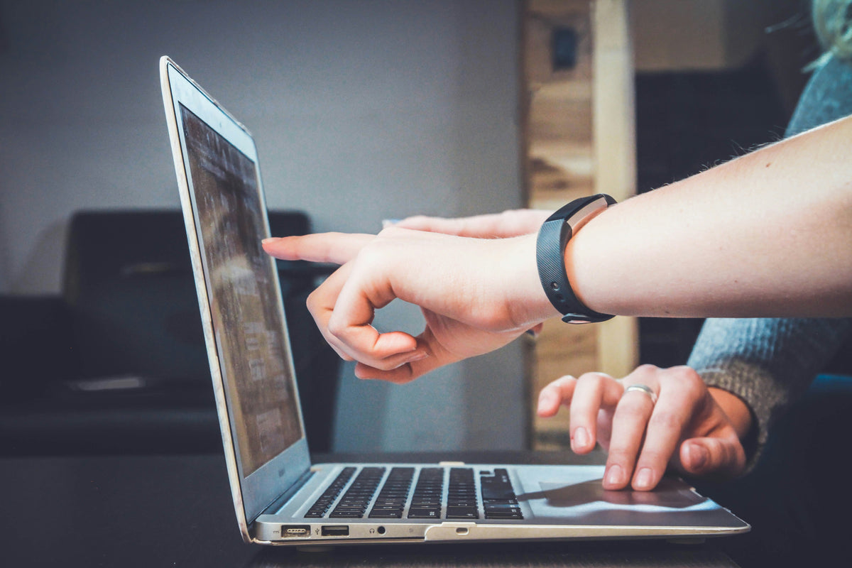 Wann ist eine Google-Bewertung wirklich löschbar? Meinung vs. Richtlinie vs. Recht